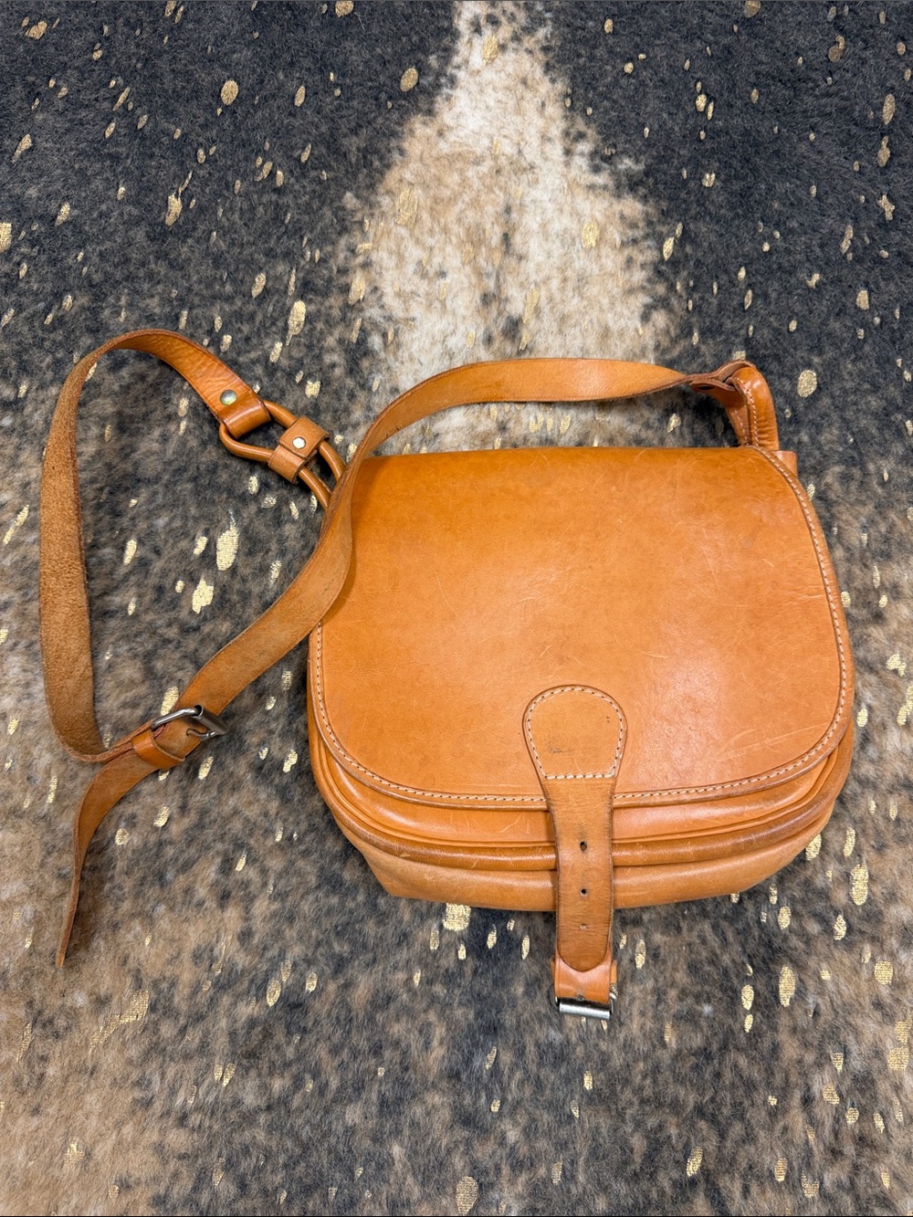 Classic Tan Leather Saddle Crossbody Bag - Unbranded